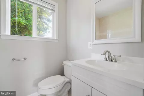 Bath - 2507 Weisman Rd, Silver Spring, MD 20902 photo 2 of 3