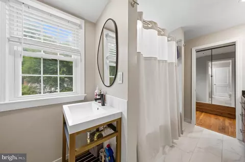 Bath - 404 Lexington Dr, Silver Spring, MD 20901 photo 2 of 7