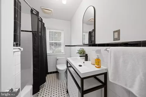 Bath - 404 Lexington Dr, Silver Spring, MD 20901 photo 1 of 7