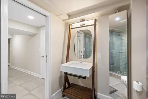 Bath - 404 Lexington Dr, Silver Spring, MD 20901 photo 6 of 7