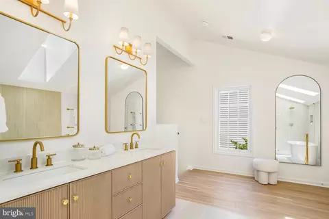Bath - 2045 Westchester Dr, Silver Spring, MD 20902 photo 5 of 8