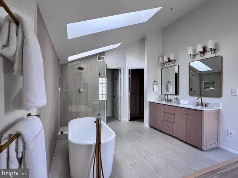 Bath - 2045 Westchester Dr, Silver Spring, MD 20902 photo 6 of 8