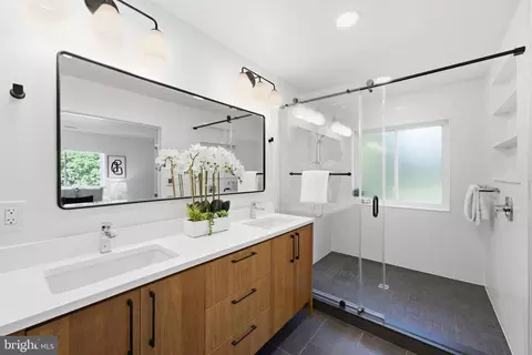 Bath - 630 Potomac Ave, Silver Spring, MD 20910 photo 3 of 8