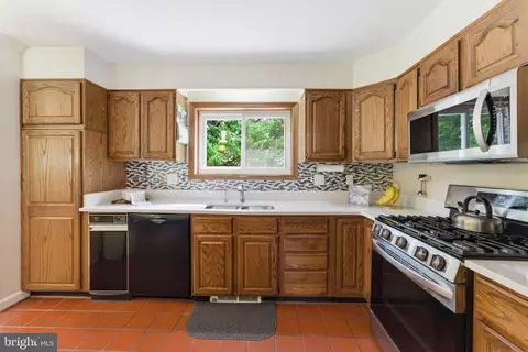 Kitchen - 2100 Edgewater Pkwy, Silver Spring, MD 20903 photo 2 of 2