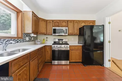Kitchen - 2100 Edgewater Pkwy, Silver Spring, MD 20903 photo 1 of 2