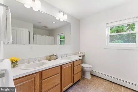 Bath - 2100 Edgewater Pkwy, Silver Spring, MD 20903 photo 3 of 4