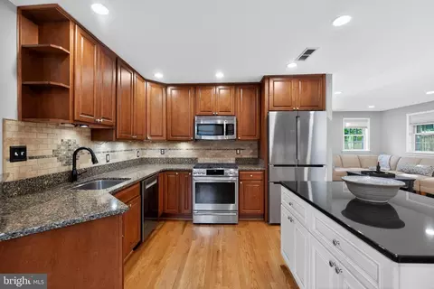 Kitchen - 1724 Dublin Dr, Silver Spring, MD 20902 photo 4 of 7