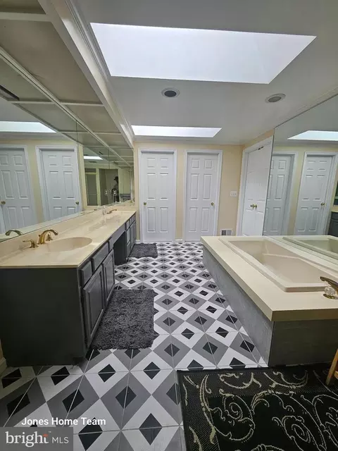 Bath - 2124 Cherry Leaf Ln, Silver Spring, MD 20906 photo 2 of 2
