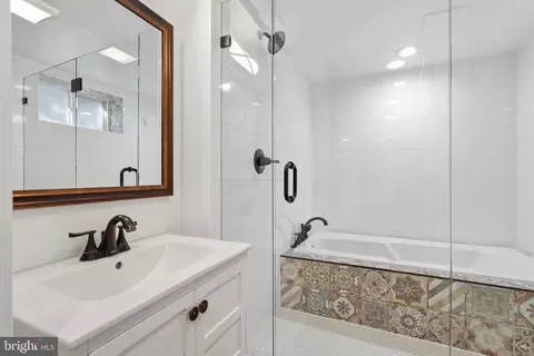 Bath - 710 Wayne Ave, Silver Spring, MD 20910 photo 3 of 3