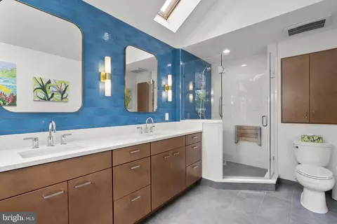 Bath - 2006 Glen Ross Rd, Silver Spring, MD 20910 photo 2 of 3
