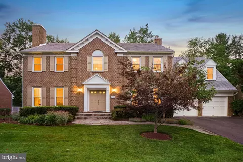 9705 Holloway Hl, Potomac, MD 20854