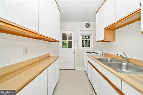 Kitchen - 25930 Ridge Rd, Damascus, MD 20872 photo 2 of 6