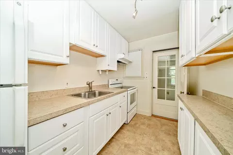 Kitchen - 25930 Ridge Rd, Damascus, MD 20872 photo 5 of 6