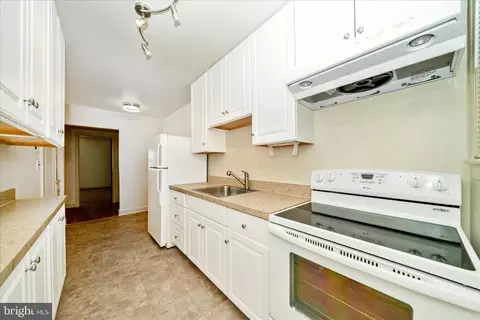 Kitchen - 25930 Ridge Rd, Damascus, MD 20872 photo 4 of 6