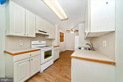 Kitchen - 25930 Ridge Rd, Damascus, MD 20872 photo 6 of 6
