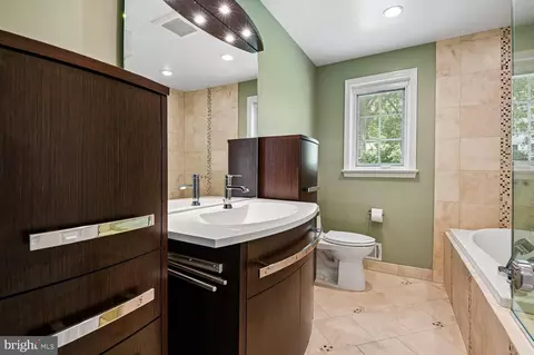 Bath - 22 Locustwood Ct, Silver Spring, MD 20905 photo 2 of 5
