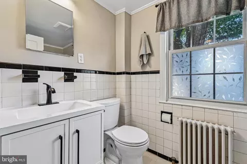 Bath - 2223 Washington Ave #103, Silver Spring, MD 20910 photo 1 of 1