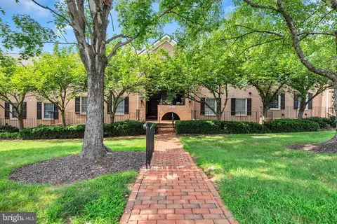 5702 Brewer House Cir #T-2-12, Rockville, MD 20852