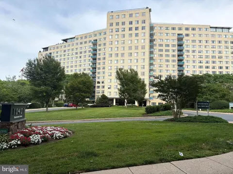 10401 Grosvenor Pl #817, Rockville, MD 20852