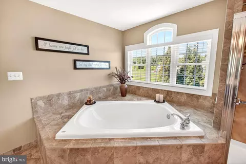 Bath - 15512 Mount Nebo Rd, Poolesville, MD 20837 photo 3 of 6