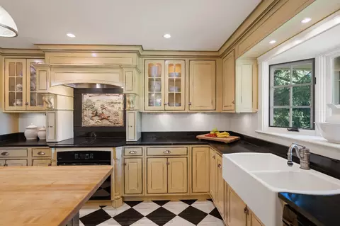 Kitchen - 18101 Cattail Rd, Poolesville, MD 20837 photo 4 of 6