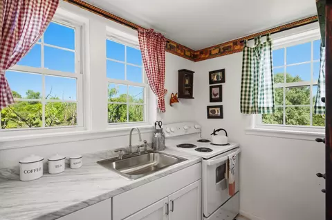 Kitchen - 18101 Cattail Rd, Poolesville, MD 20837 photo 6 of 6