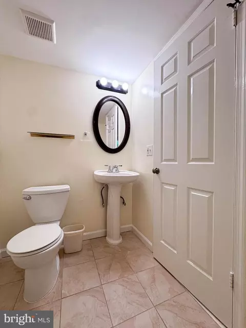 Bath - 10939 Pebble Run Dr, Silver Spring, MD 20902 photo 4 of 15