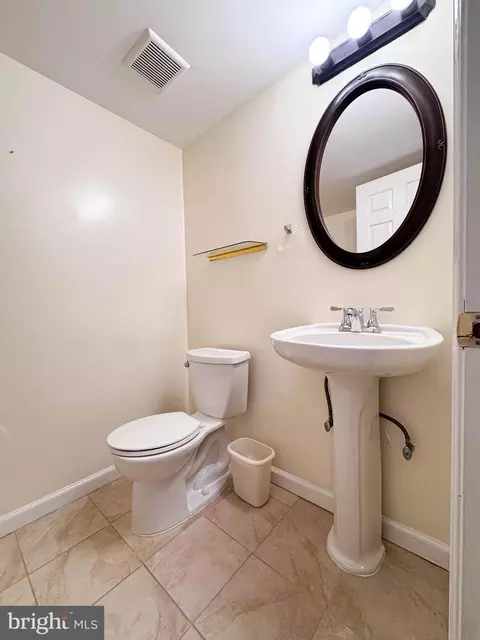 Bath - 10939 Pebble Run Dr, Silver Spring, MD 20902 photo 2 of 15