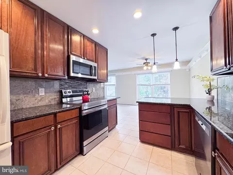 Kitchen - 10939 Pebble Run Dr, Silver Spring, MD 20902 photo 2 of 6