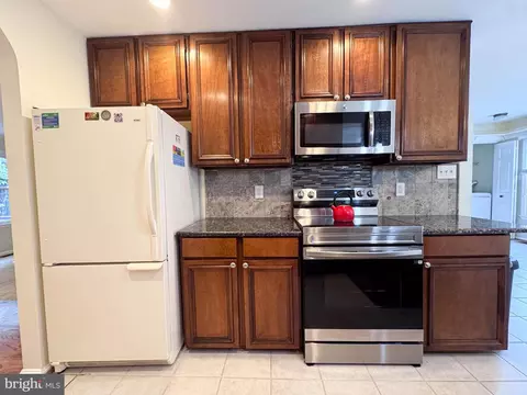 Kitchen - 10939 Pebble Run Dr, Silver Spring, MD 20902 photo 5 of 6