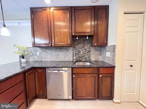 Kitchen - 10939 Pebble Run Dr, Silver Spring, MD 20902 photo 6 of 6