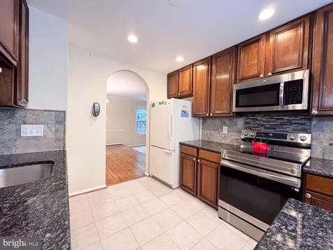 Kitchen - 10939 Pebble Run Dr, Silver Spring, MD 20902 photo 4 of 6