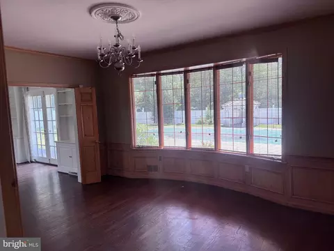 Living - 10812 Cripplegate Rd, Potomac, MD 20854 photo 4 of 6