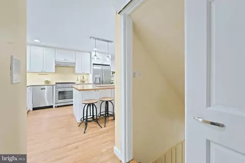 Entry Way - 8902 Sudbury Rd, Silver Spring, MD 20901 photo 6 of 8