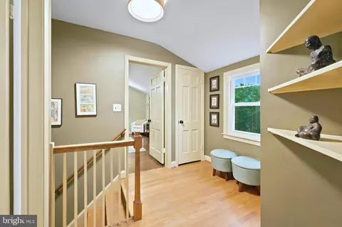 Entry Way - 8902 Sudbury Rd, Silver Spring, MD 20901 photo 5 of 8