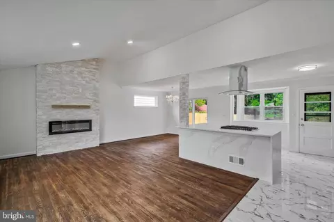 9831 Singleton Dr, Bethesda, MD 20817