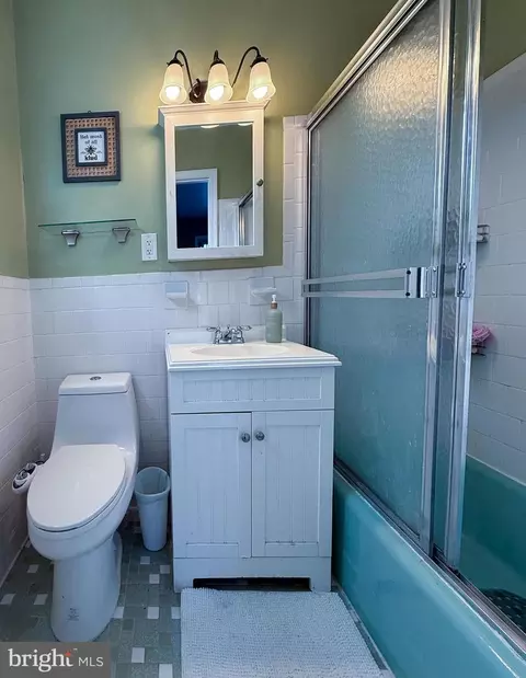 Bath - 406 Belton Rd, Silver Spring, MD 20901 photo 2 of 3