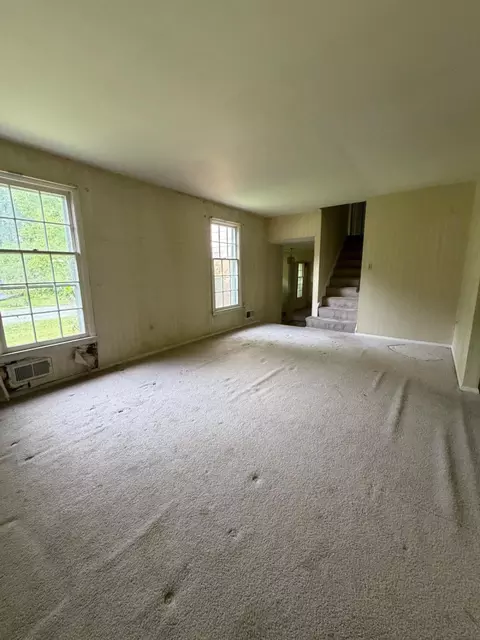 Living - 913 Windmill Ln, Silver Spring, MD 20905 photo 3 of 7