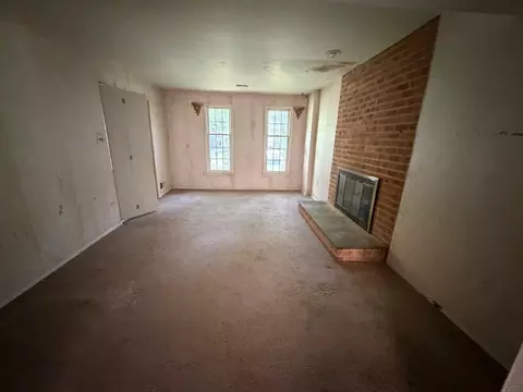 Living - 913 Windmill Ln, Silver Spring, MD 20905 photo 4 of 7