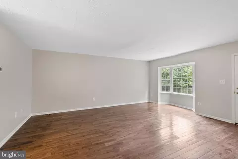 Living - 1104 Travis Ln, Gaithersburg, MD 20879 photo 3 of 8