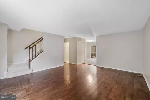 Living - 1104 Travis Ln, Gaithersburg, MD 20879 photo 5 of 8