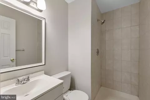 Bath - 1104 Travis Ln, Gaithersburg, MD 20879 photo 1 of 2
