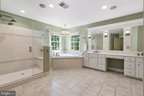 Bath - 19313 Cissel Manor Dr, Poolesville, MD 20837 photo 2 of 3