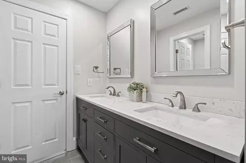 Bath - 19313 Cissel Manor Dr, Poolesville, MD 20837 photo 3 of 3