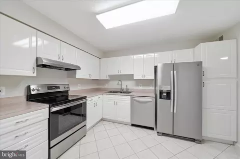 Kitchen - 14809 Pennfield Cir #402, Silver Spring, MD 20906 photo 1 of 2