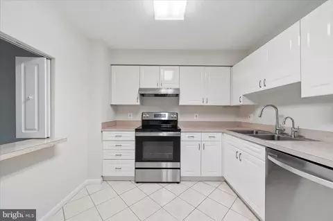 Kitchen - 14809 Pennfield Cir #402, Silver Spring, MD 20906 photo 2 of 2