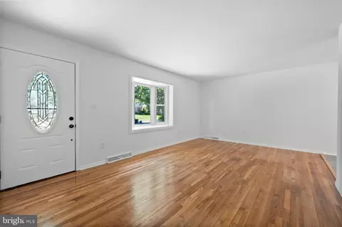 Living - 13118 Estelle Rd, Silver Spring, MD 20906 photo 2 of 5
