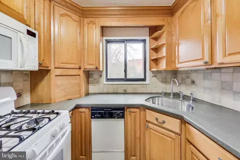 7611 Maple Ave #202, Takoma Park, MD 20912