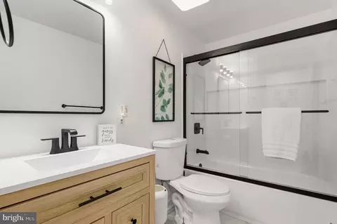 Bath - 15304 Good Hope Rd, Silver Spring, MD 20905 photo 1 of 4