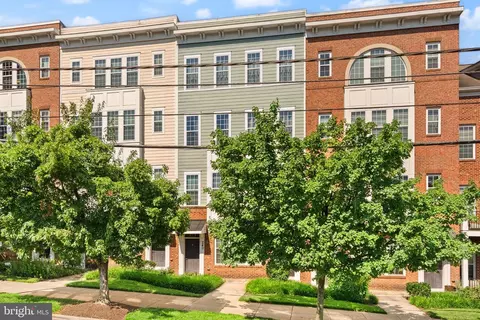 242 N Summit Ave N, Gaithersburg, MD 20877